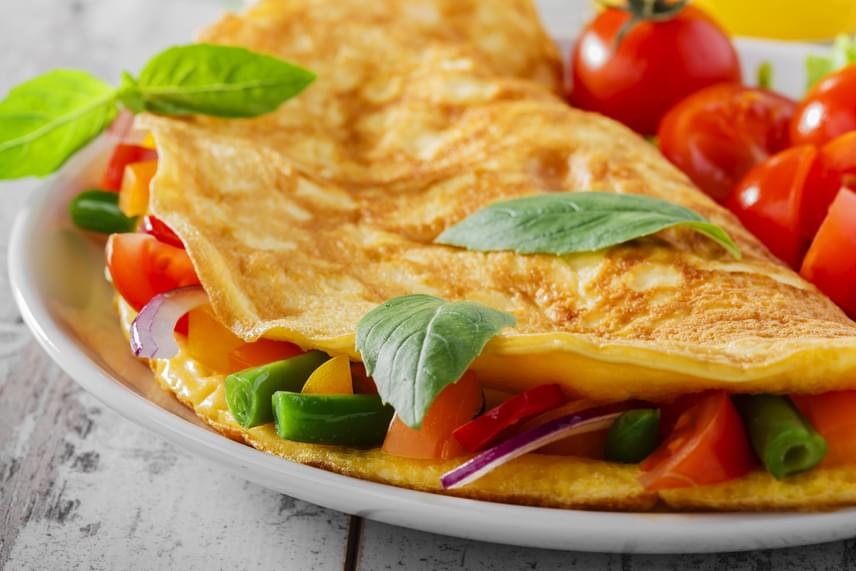 
                        	Készíts fehérjeomlettet vagy tojásrántottát két-három tojásból kókuszolajon, és tegyél hozzá rengeteg zöldséget. A tojásban található fehérje energiát ad a nap folyamán, sőt, az izmok építésében is segít. Eközben a zöldségek rostokkal biztosítják a hosszan tartó jóllakottságot. Tudj meg még többet az omlett előnyeiről, és arról, hogyan készítheted el diétás formában!