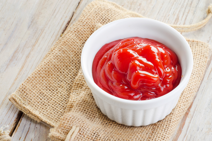 	Hiába van paradicsomból a ketchup, messze nem számít zöldségnek. A legtöbb ketchup mindössze 30-40%-ban tartalmaz paradicsomot, és azt is sűrítményből, ám a jó ízt rengeteg cukorral érik el a gyártók, ami akár 8 gramm is lehet két evőkanálban. Ez a naponta maximálisan javasolt mennyiség negyede. Ráadásul az összetevők közt is gyakran csak a kukoricaszirup bukkan fel, így előfordulhat, hogy a ketchupra nem is gyanakszol. Jó megoldás lehet, ha házi ketchupot készítesz vagy, ha odafigyelsz a fogyasztásodra!