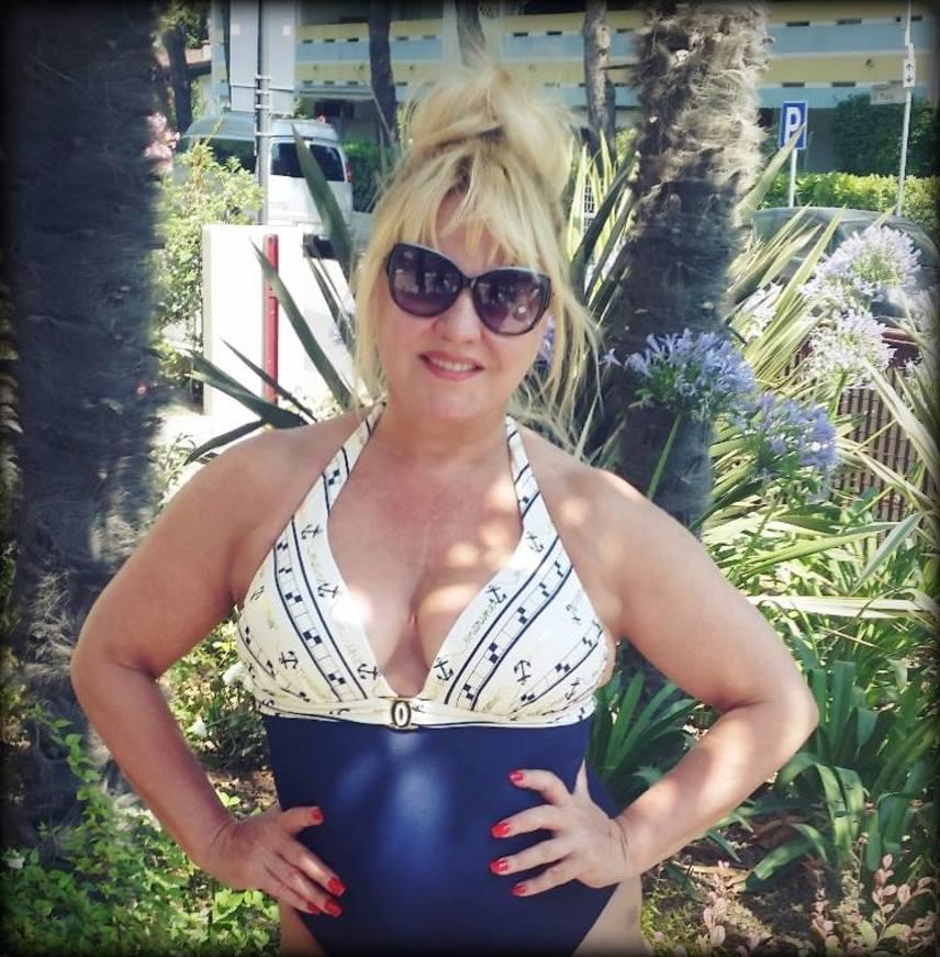 	Zoltán Erika tavaly talált egy fogyókúrás módszert, amivel sikeresen lefogyott, a súlyát azóta is tartja. Az 54 éves  énekesnő fürdőruhás fotójára özönlöttek a bókok.