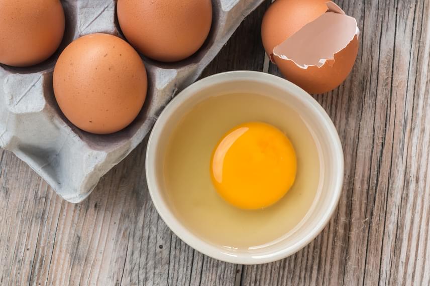 
                        	Bár az egész tojást héjában nem tanácsos fagyasztani, mint ahogy a főtt tojásnak sem lesz éppen gusztusos az állaga, ha megteszed, a nyers tojásfehérjét bátran lefagyaszthatod: kattints ide, és pontos útmutatót is kapsz hozzá.