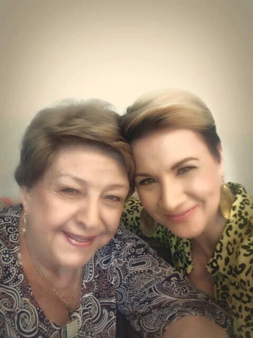 	Pásztor Erzsi és Ábel Anita a Szomszédok című sorozatban játszott együtt, tavaly az ATV a Nő háromszor című beszélgetős műsorában is sokszor együtt szerepeltek.