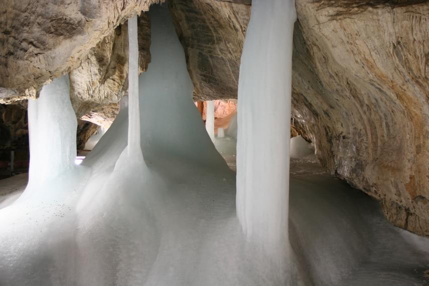 	Hasonló jeges barlang található a szlovákiai Liptószentmiklós közelében, az Alacsony-Tátrában, ám ez a telkibányai képződménynél jóval magasabban fekszik. A Déményfalvi-jégbarlang ugyanakkor szabadon látogatható, és már a 13. század óta közismert.