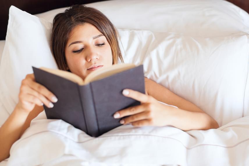 
                        	Ha már az ágyban fekszel, semmiképpen se idegesítsd fel magad azon, ha cikáznak a gondolataid, és nem alszol el rögtön: miután kényelembe helyezted magad, érdemes néhány percet kifejezetten arra szánni, hogy végigpörgesd és értékeld fejedben az elmúlt napot, és feldolgozd az információkat. Sokat segíthet továbá az olvasás is, mely ráhangol az alvásra, különösen, ha mintegy rituálé működik, mely rendszeresen ugyanannyi ideig tart. Mindenképp nyomtatott könyvet vagy újságot olvass azonban, ne monitorfény érje a szemedet ilyenkor.