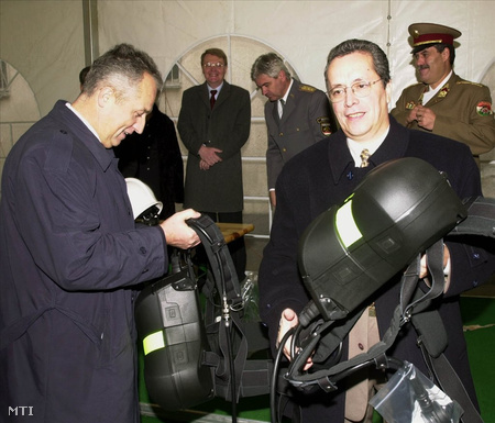 2001-ben, 590 új légzőkészülékkel a Belügyminisztérium politikai államtitkára és Bakondi György, az Országos Katasztrófavédelmi Főigazgatóság főigazgatója (Fotó: H. Szabó Sándor)