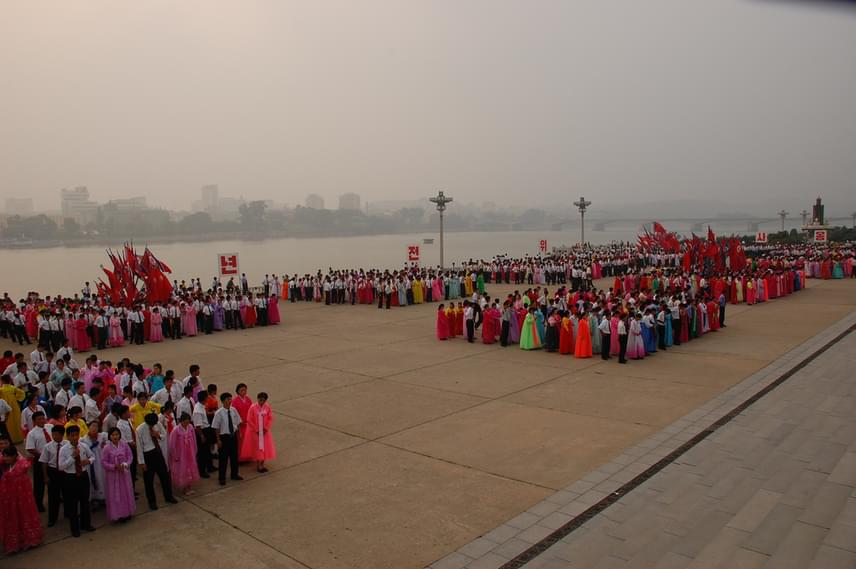 
                        	A helyiek hagyományos viseletben gyülekeznek Phenjanban, a Thedong folyó partján. Az Észak-Korea szocialista ünnepeiről készült képek a diktatúrák szabályozott légkörét idézik, ahol a rend és a fegyelem áll mindenek fölött. Az ország egyébként a dzsucse eszmét követi, amit Kim Ir Szen államelnök hozott létre.