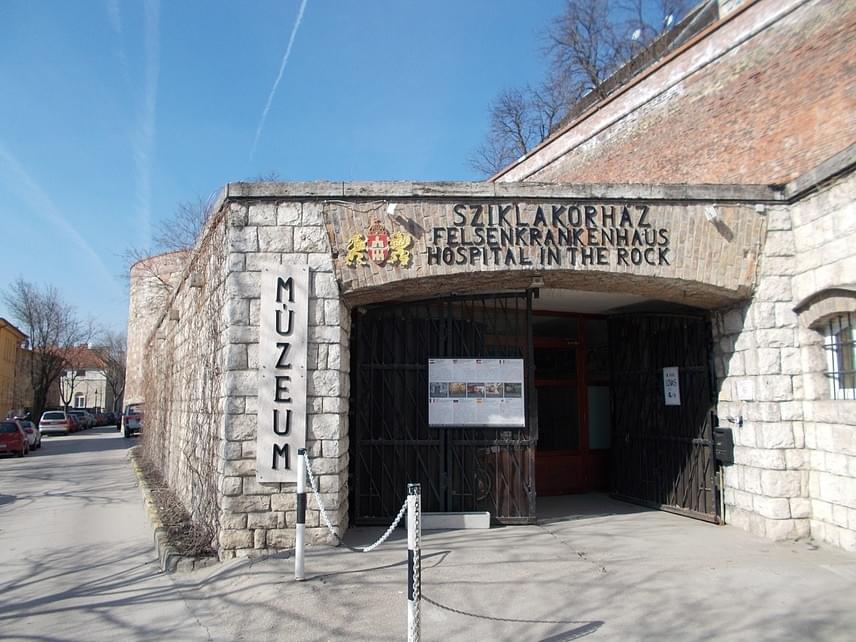 	A barlang- és pincerendszer nyugati oldalán található a Sziklakórház Atombunker Múzeum, melynek föld alatti épületét a világháború és az 1965-os forradalom alatt szükségkórházként használtak. A bunkerben több állandó kiállítást is megtekinthetsz, a teljes árú jegy 3600 forint. Érdekesség, hogy 2004-ben Mundruczó Kornél itt állította színpadra Térey János Niebelung-lakópark című drámáját is.