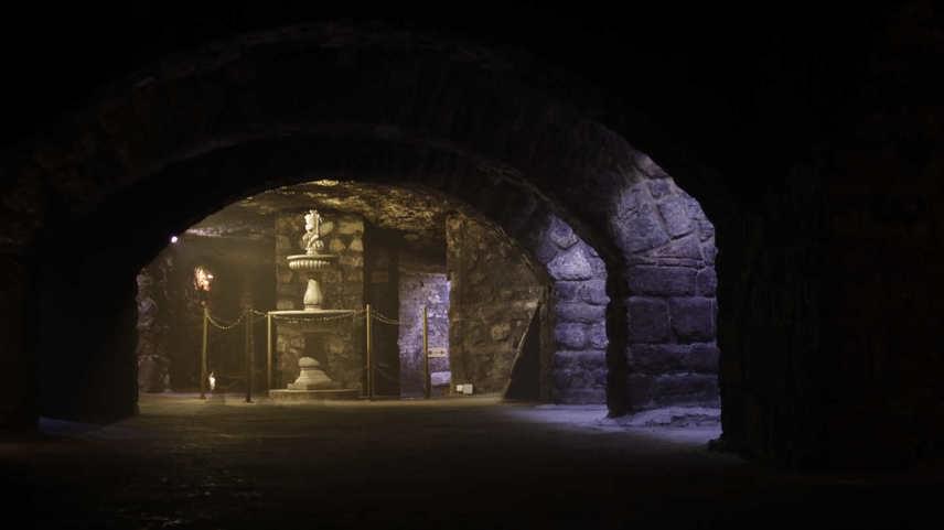 	A titokzatos labirintus a középkor óta többféle arcot kapott: volt, hogy menedékhelyként szolgált, máskor éppen börtönként használták a rejtett üregeket. A nagy múltú barlangrendszer jelenleg 2500 forintért látogatható meg felnőttként.