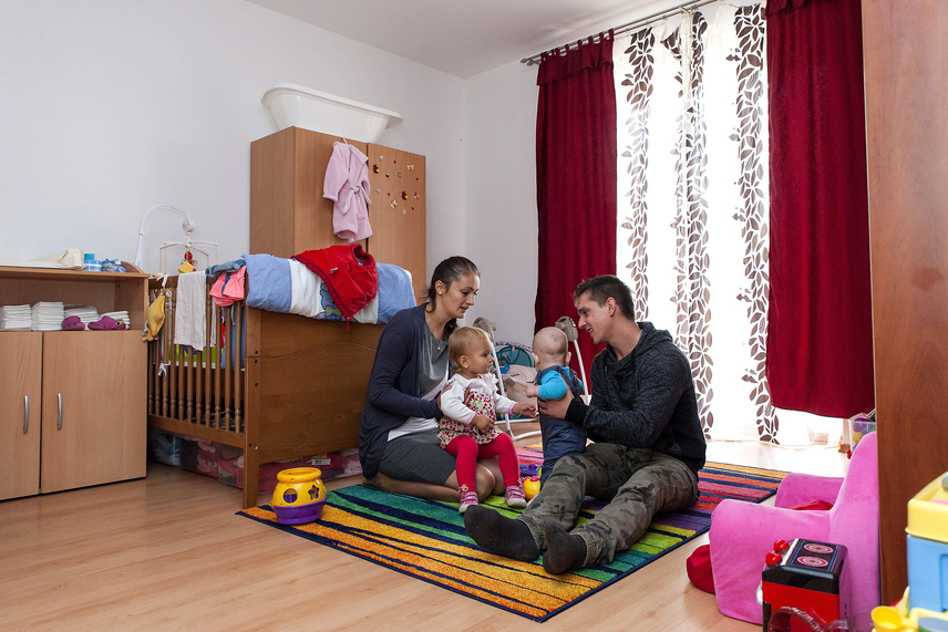 
                        	A képen az egyik új lakókként beköltöző család tagjai láthatóak, Nagy Richárd és Frank Eszter, illetve gyermekeik.