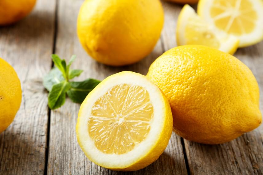 
                        	Makacsabb szennyeződések, elsősorban zsíros edények ellen bátran vesd be a citrom és a só együttes erejét: felezz meg egy citromot, nyomkodd ki kissé - természetesen összegyűjtve a citromlevet -, majd szórd meg a citrom húsát kevés sóval, és ezzel dörzsöld át a felületet.