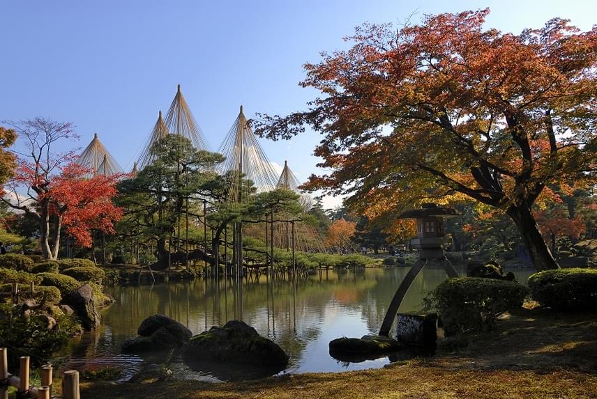 	Ez a Kanazava városában található kert szintén az egyik csodálatos példája az őszi japán mesevilágnak. Ez a hely egyesíti magában mind a hat ismérvet, melytől a régi hagyomány szerint egy kert tökéletessé válik: tágas, ugyanakkor lehetőséget teremt az elmélyülésre, harmonikus kombinációja az új és antik tárgyaknak, valamint megtalálhatók benne a táj szépségét fokozó vízfolyások és a festői panoráma is. 