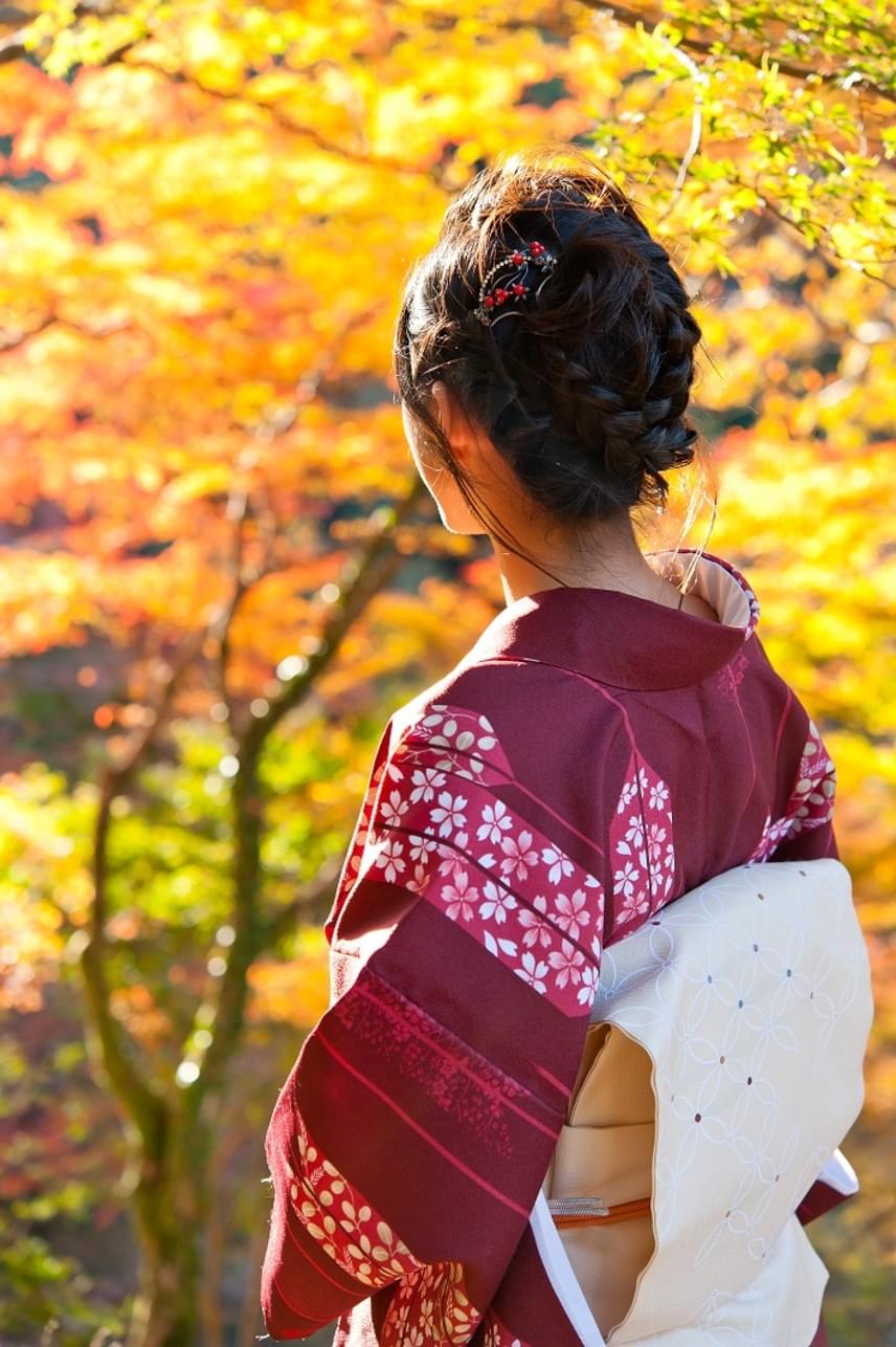 	Ősz idején az évszak klasszikus momentumai a hagyományos ruhadarabokon, így a kimonókon is megjelennek: különböző levélmotívumok, az őszre színeiben és formavilágában is reflektáló minták formájában. 