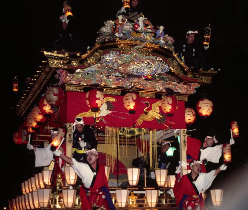 	Takajama a hagyományőrzés egyik japán szentélye, mely megőrizte autentikus atmoszféráját. Október elején tartják az őszi fesztivált, aminek kezdetei még a 16. századból eredeztethetőek. Ilyenkor felvonulásokkal, hagyományos kosztümökkel színesítik a programokat, melyek legfőbb célja az ősi hagyományok, rituálék felelevenítése és tisztelete. 