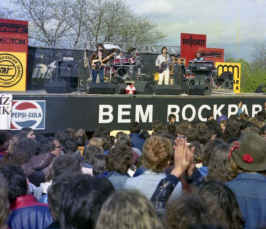  	Kedvelt koncerthelyszínnek számított a képen látható Bem Rockpart vagy a Tabán is, ahol a nagy népszerűségnek örvendő, 1971-ben megalakult LGT is fellépett.
