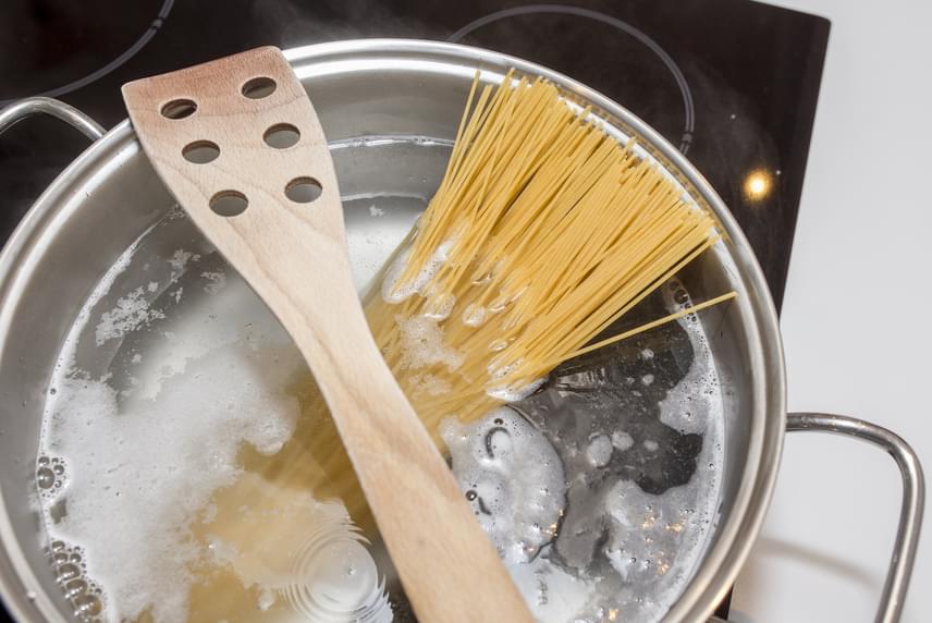 
                        	Tedd fel főni a vizet, a sót csak akkor add hozzá, ha már forr, különben nehezebben melegszik fel.
                        	A tésztát akkor tedd bele, ha újra forrni kezd a víz a sózás után. Fontos, hogy annyi vízben főzd, amennyi teljesen ellepi a tésztát. Az olaszok nem tesznek bele olajat, főzés közben inkább gyakran keverd meg, ezzel elkerülöd, hogy összeragadjon.