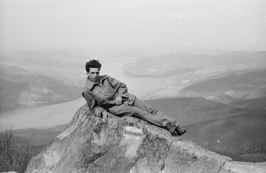 	A Pilisi Parkerdő Zrt. választása nem véletlenül esett a Prédikálószékre. A Visegrádi-hegység csúcsa ugyanis nemcsak méreteiben követi a Dobogó-kőt, de népszerűségében is. Közkedveltté azonban nem most vált, a fenti fotó például egy 1955-ös túrán készült.