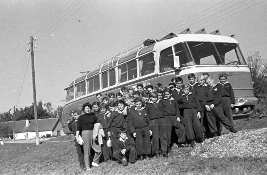 	Az Ikarusz buszok elengedhetetlen kellékei voltak a kirándulásoknak. Ez a csoport éppen Kőszeg és Pécs között állt meg egy közös kép erejéig.