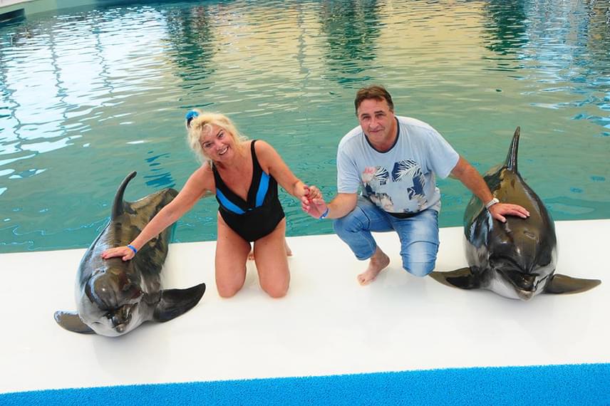 	Karda Beának több bakancslistás álma is valóra vált az utazással kapcsolatban, hiszen amellett, hogy festői környezetben ünnepelhette 66. születésnapját, delfinekkel is úszhatott újdonsült férjével.