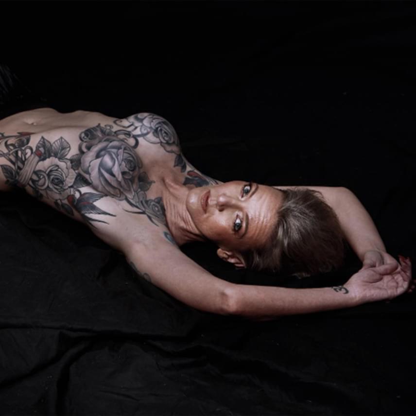 	Az Instagramon a MastectomyTattoo fiók számos gyönyörű képet közölt olyan bátor túlélőkről, akik megmutatták tetoválásaikat és hegeiket.