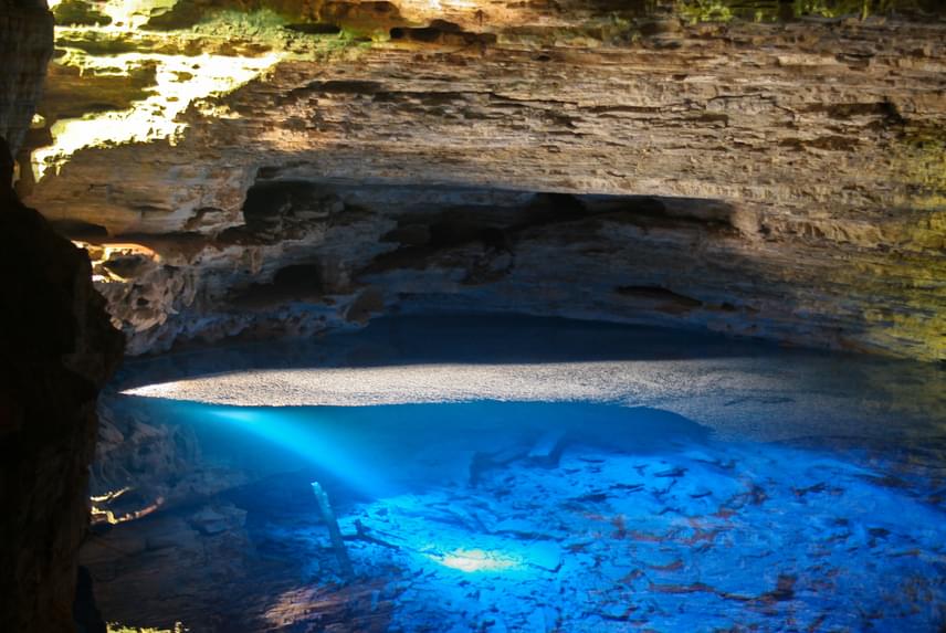 	Ez a különleges barlang Brazília keleti részén található, mégpedig a Chapada Diamantina Nemzeti Parkban, és az Enchanted Well nevet viseli. A forrás megközelítőleg 36 méter mély, de a kristálytiszta víznek köszönhetően minden egyes köve jól látható.