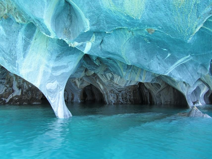 	A Marble Caves Chilében található, a General Carrera-tóban. A látványos barlangrendszert Márványkatedrálisnak is nevezik: kápolnából, székesegyházból és barlangból áll össze. A különös képződmény márványfalát a tó hullámai formálták, és formálják ma is: éppen ezért a hely csak csendes időben látogatható.