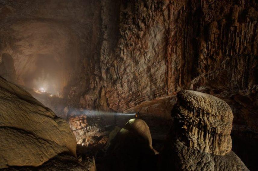 	A vietnami Hang Son Doong a világ leghatalmasabb barlangja. A monstrum a feltételezések szerint kettő-ötmillió évvel ezelőtt keletkezett, ám óriási kiterjedését csak nemrégiben fedezték fel. A legnagyobb belmagassága a 200 métert, a szélessége pedig helyenként a 150 métert is eléri, üregei közül a leghosszabb öt kilométer. Különlegessége az is, hogy saját folyóval és erdős résszel is rendelkezik.