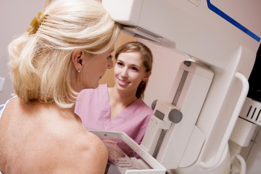 
                        	Dr. Oláh Orsolya szerint veszélyeztetett nők esetében 30 év felett évente is javasolt mammográfiás szűrővizsgálat elvégeztetése. Veszélyeztetettnek számít többek között az, akinek családjában előfordult nőgyógyászati daganat, de többet is olvashatsz erről, ha ide kattintasz. Fiatalabb nőknél panasz esetén is általában elsőként ultrahangos vizsgálatot végeznek, 45-65 év között pedig kétévente kötelező szűrővizsgálatra menni, míg utána csak erősen ajánlott.