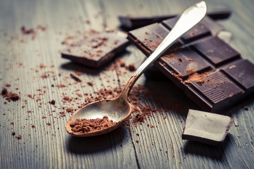 
                        	A csokoládé sem tilos, ám válassz magas, legalább 70-85% kakaótartalommal rendelkező termékeket. Ezekből három kockát büntetlenül megehetsz a 100 kalóriás kereteden belül, és egészséges zsírokat és antioxidáns flavonoidokat juttatsz velük a szervezetedbe.