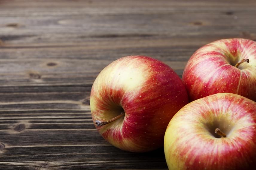 	Az alma és az almaecet nagyon sok olyan enzimet tartalmaz, melyek megkönnyítik az emésztést, sőt, a gyümölcs pektin-, azaz növényirost-tartalma is kiemelkedő. A béltisztítás öt napján a nap bármely szakaszára elosztva fogyassz el legalább öt-hat közepes almát. Ez segít megfékezni az éhséget, így jóllakottabb leszel, és akár egy kilót is fogyhatsz a más nassolnivalók mellőzésének köszönhetően. Az almaecet emésztésserkentő hatásának kihasználására minden nap adj egy evőkanálnyit belőle saláták dresszingjéhez vagy levesekhez.