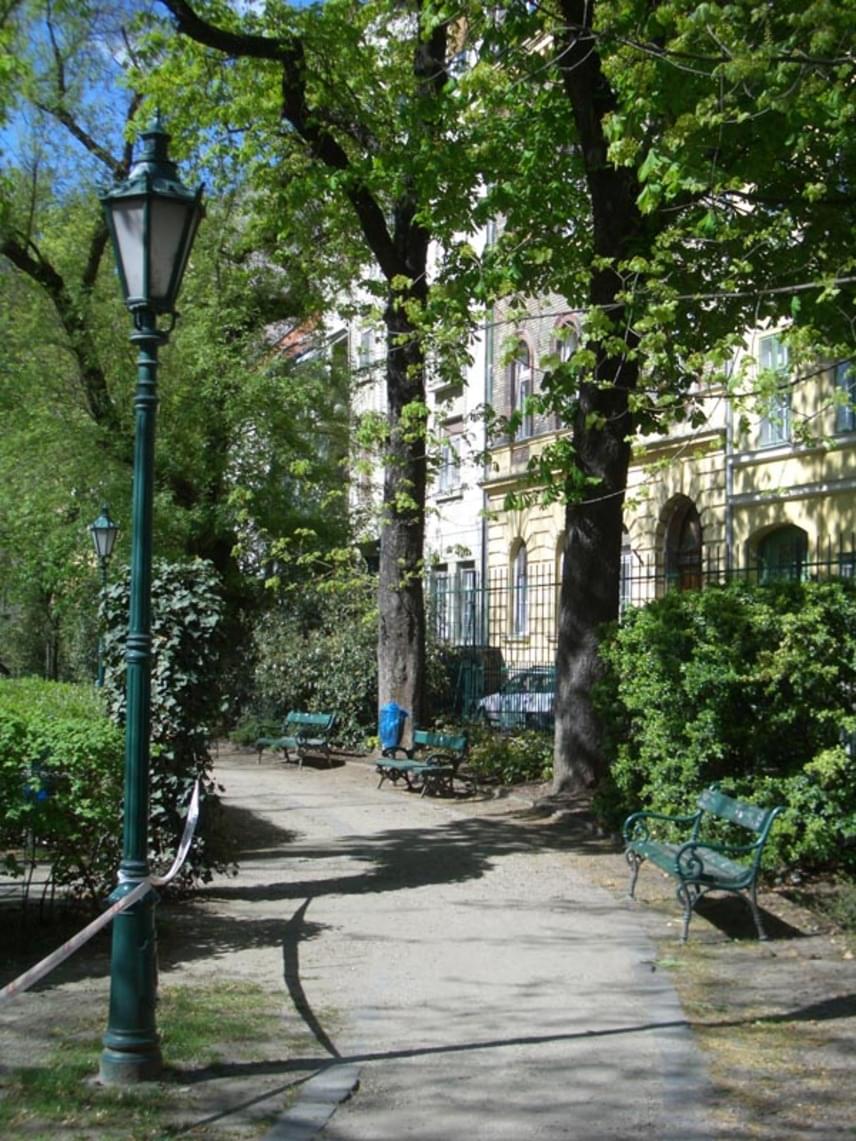 	Károlyi-kert: az egyik legszebb és legzöldebb budapesti park a Károlyi-kert, amely az 1848-as polgári időkbe repít vissza. Csendes mélázásra alkalmas padok, szép szökőkutak és sétányok vannak benne. Ez tulajdonképpen egy palotakert, mivel nyugat felől a Károlyi-palota határolja. A barokk és klasszicista elrendezésű kertben van az ország legöregebb eperfája, amely alatt jólesik a pihenés és beszélgetés. A parkban még az illemhely is stílszerű, korabeli vasúti kocsira hasonlít.