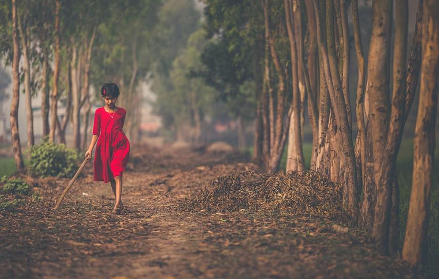 	Bár egyes hagyományok eltűnni látszanak, a bangladesi emberek életében még mindig erősek a bevett szokások. A házasságok nagy része például nem a fiatalok döntése, hanem a családfők megegyezése szerint történik, de a többnejűség a gyakorlatban már csak elvétve fordul elő. Az örökségek elosztásánál azonban törvényszerű, hogy a fiúk nyernek több vagyont.