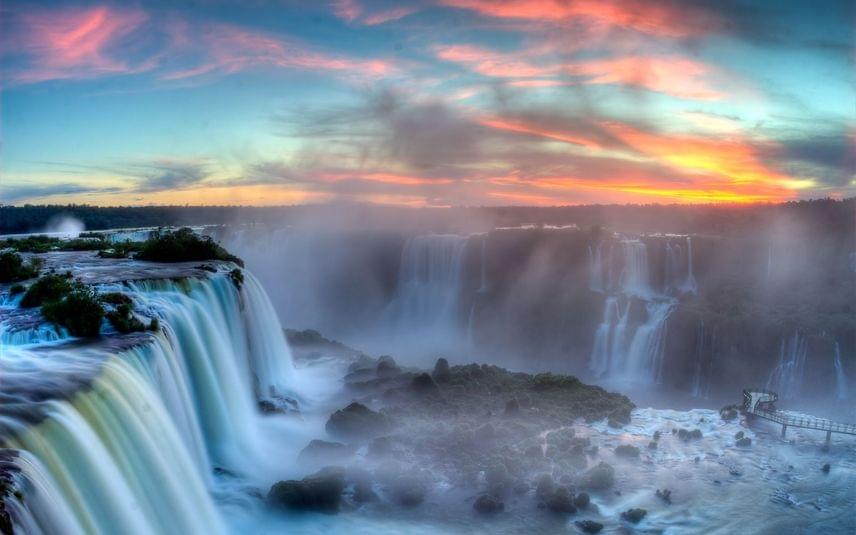 	Dél-Amerikában vannak a legparadicsomibb vízesések és a legbujább nemzeti parkok. Az Iguazú-vízesés az Argentína és Brazília határvidékén fekvő park közepén van, édeni határvonalat húzva a két ország közé.