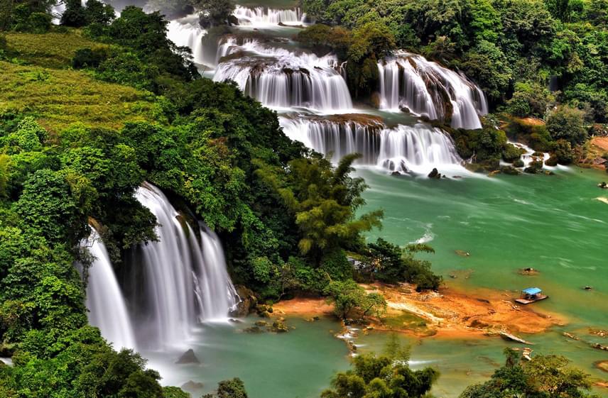	Az egyik leglátványosabb és legnagyobb vízesés a világon a Detian névre hallgató paradicsomi vízzuhatag. Pontosan Vietnam és Kína határán terül el.