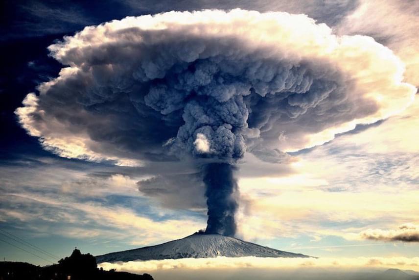 	A Természet kategóriában az olasz Giuseppe Mario Famiani győzedelmeskedett képével. A fotó 2015 decemberében készült az Etna kitörésekor, a fellövellő magma és gáz elképesztő látványa a természet elsöprő erejéről tanúskodik.