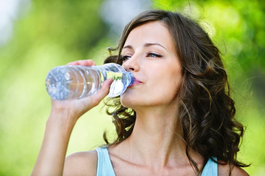 	Ha nem viszel be elég vizet, lomha lesz anyagcseréd, és könnyebben felgyülemlenek a méreganyagok a szervezetedben. A diéta alatt figyelj oda, hogy legalább két-három liter vizet fogyassz el naponta. Tudj meg többet is arról, hogy ihatod magadat karcsúra!