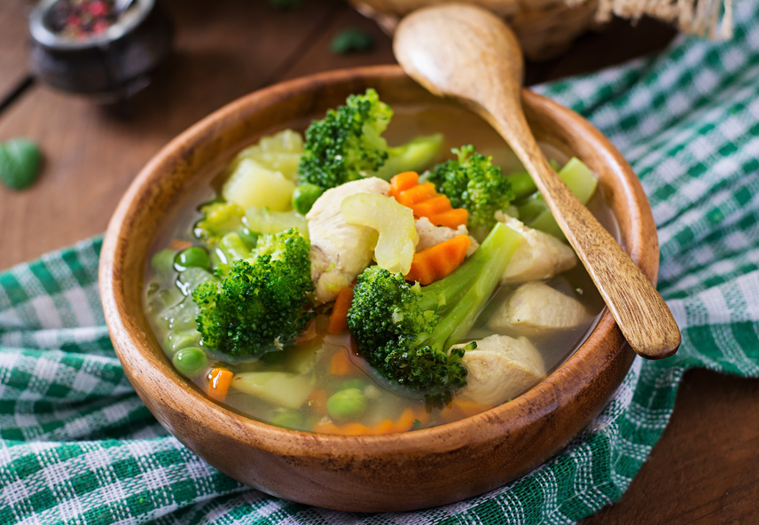 	Nagyon érdemes nem csupán egy, hanem kétféle ételt enni ebédre, amelyek közül az első fogás egy kiadós leves legyen. A zöldséglevesekkel folyadékot és növényi rostokat viszel be a gyomrodba, így könnyebben jóllaksz, ám közben csak nagyon kevés kalóriát fogyasztasz.