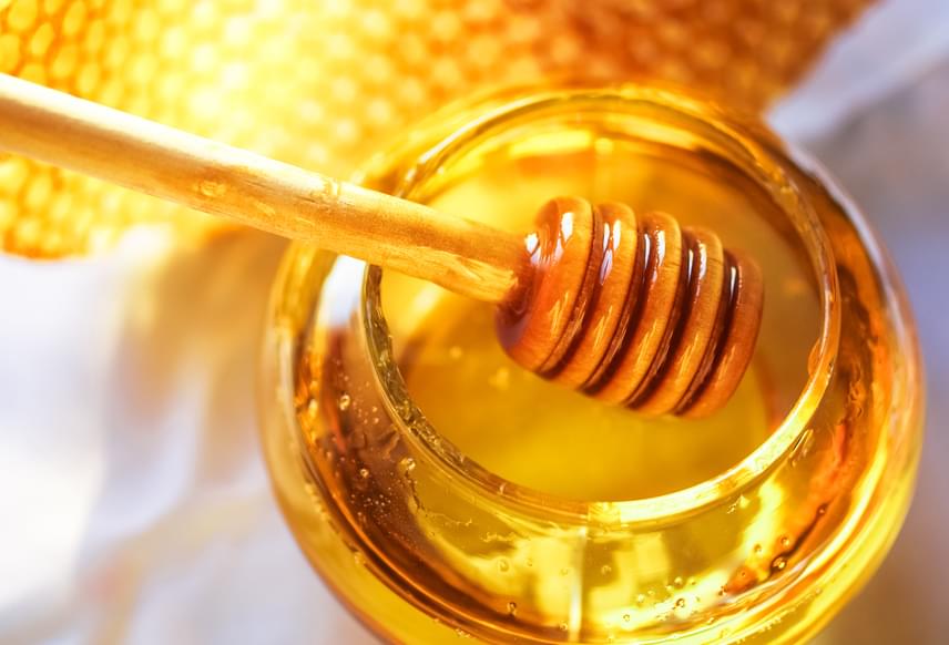 	Gyakori tévhit, hogy a méz simán megállja a helyét fogyókúrás édesítőszerként, holott egy magas szénhidráttartalmú táplálékról van szó. A méz ugyan kevésbé okoz nagy kilengéseket a vércukorszintedben, mint a cukor, de egyetlen evőkanálban 73-75 kalória van, ami egyáltalán nem elhanyagolható mennyiség. Noha gyulladáscsökkentő hatása miatt rendelkezik fogyókúrás előnyökkel, mégis nagyon fontos, hogy mértéket tarts vele!