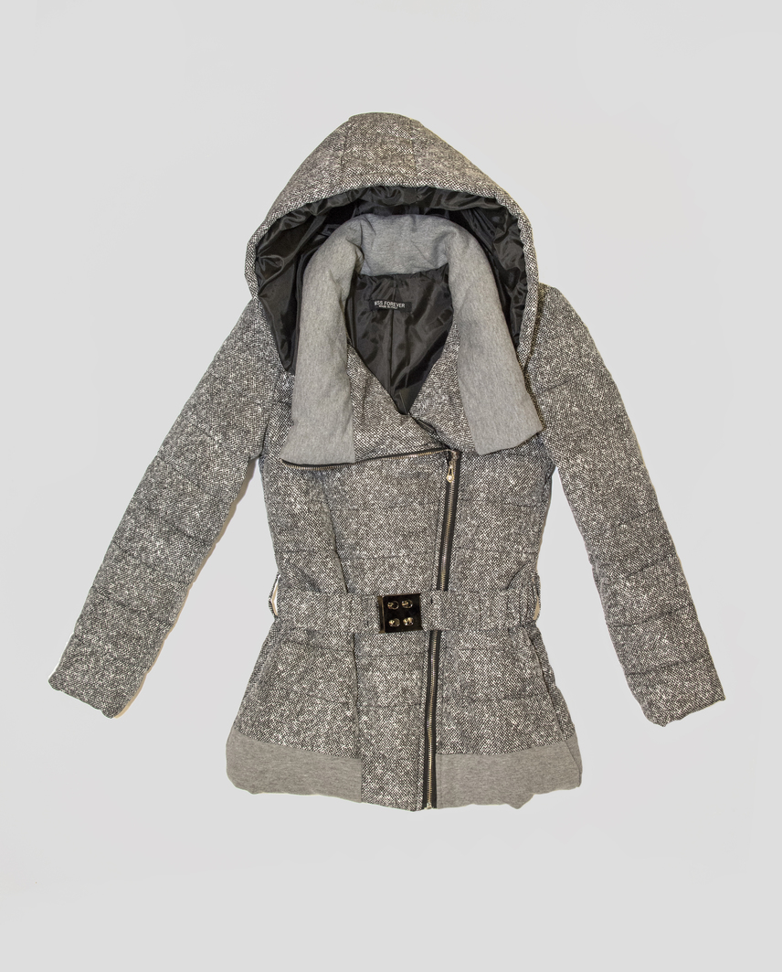 	Tudjuk, ez a kabát szürke, akárcsak a téli hétköznapok, de feketével kombinálva nem is olyan egyhangú! Azért különleges, mert elegáns, mégis alaposan bélelt, nem úgy, mint egy egyszerű szövetkabát.	12 ezer forintért találhatod meg az AsiaCenterben.