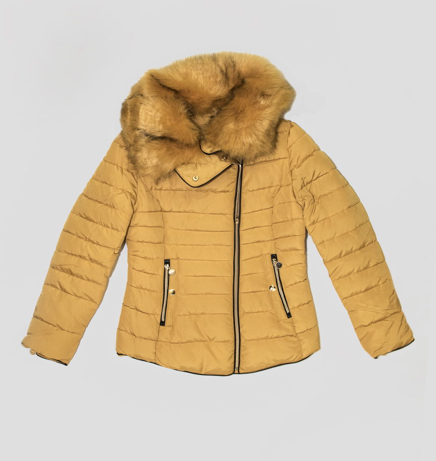 	Ha tartasz az élénk színektől, választhatsz egy mélyebb árnyalatú kabátot. Ez a bundás nyakú darab egész télen melegen tart majd.	Az AsiaCenterben 12 ezer forintért megveheted.