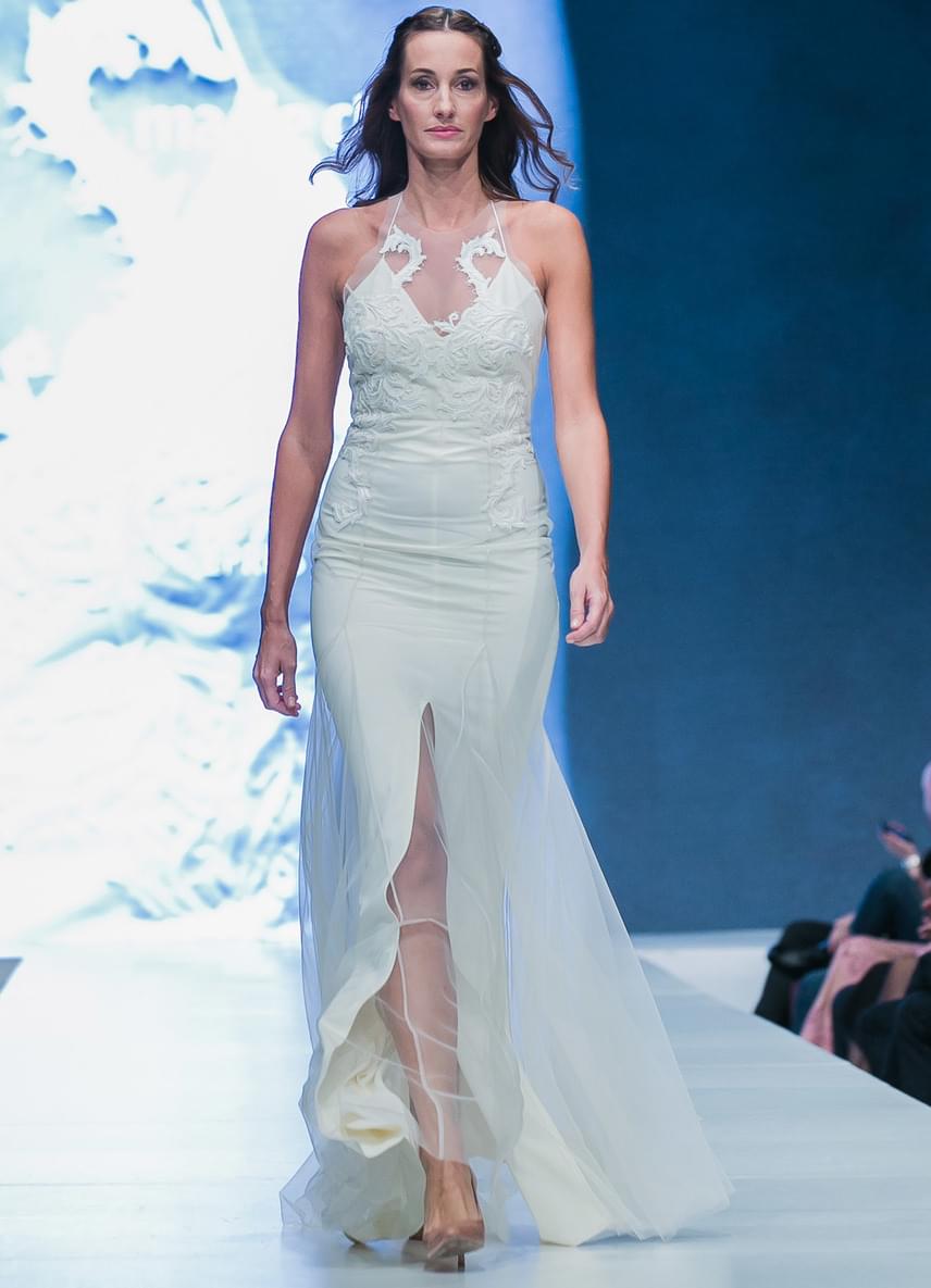 	Epres Panni már negyedik alkalommal nyűgözte le a divatkedvelő közönséget. Az exmodell ezúttal egy menyasszonyi ruhára emlékeztető, fantasztikus Nora Sarman darabban lépett kifutóra.