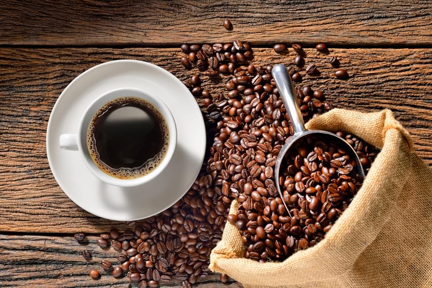 
                        	A kávéban található koffein serkenti az anyagcserét, és számos pozitív tulajdonsággal rendelkezik - egészen addig, amíg túlzásba nem viszed. A napi két-három csésze feletti mennyiség ugyanis már annyi stresszhormont, kortizolt szabadít fel a szervezetben, amennyi a bőr számára is káros, így az elvékonyodik, gyorsabban öregszik, sőt, a szem alatt karikák is látványosabbak lehetnek. A kávé vízhajtó hatása ráadásul dehidratálttá tehet, amitől még feltűnőbbek a ráncok, akárcsak a túl sok ital okozta kialvatlanságtól. Tarts egészséges mértéket!