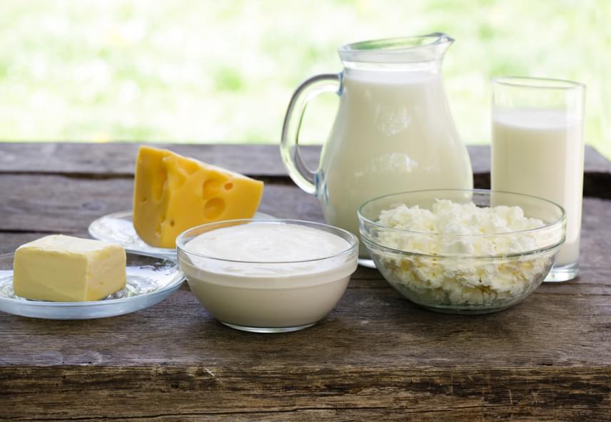
                        	A tehenek tejtermelésének serkentésére szintén gyakran kapnak az állatok hormonokat, melyek a tejtermékeken keresztül az emberi szervezetbe is bekerülhetnek, és ott problémákat okozhatnak. A túlzott mennyiségű ösztrogénen felül a tej erős nyákképző, amely segít a baktériumok megtapadásában, így gyulladásos bőrproblémák esetén ajánlott csökkenteni a tejfogyasztást. Nézd meg, hogyan sikerült ennek a férfinak tejmentes diétával teljesen leküzdeni az aknéját!