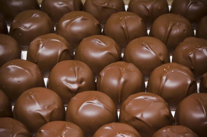
                        	A diabetikus édességek, például a csokik ugyan nem tartalmaznak cukrot, mégsem szabad rájuk kalóriamentesként tekinteni, hiszen cukorbetegeknek gyártják őket, nem fogyni vágyóknak. Noha a vércukorszintedet nem dobja meg úgy, mint a sima csokoládé, mégis fontos, hogy nagyon szigorú mértéket tarts vele.