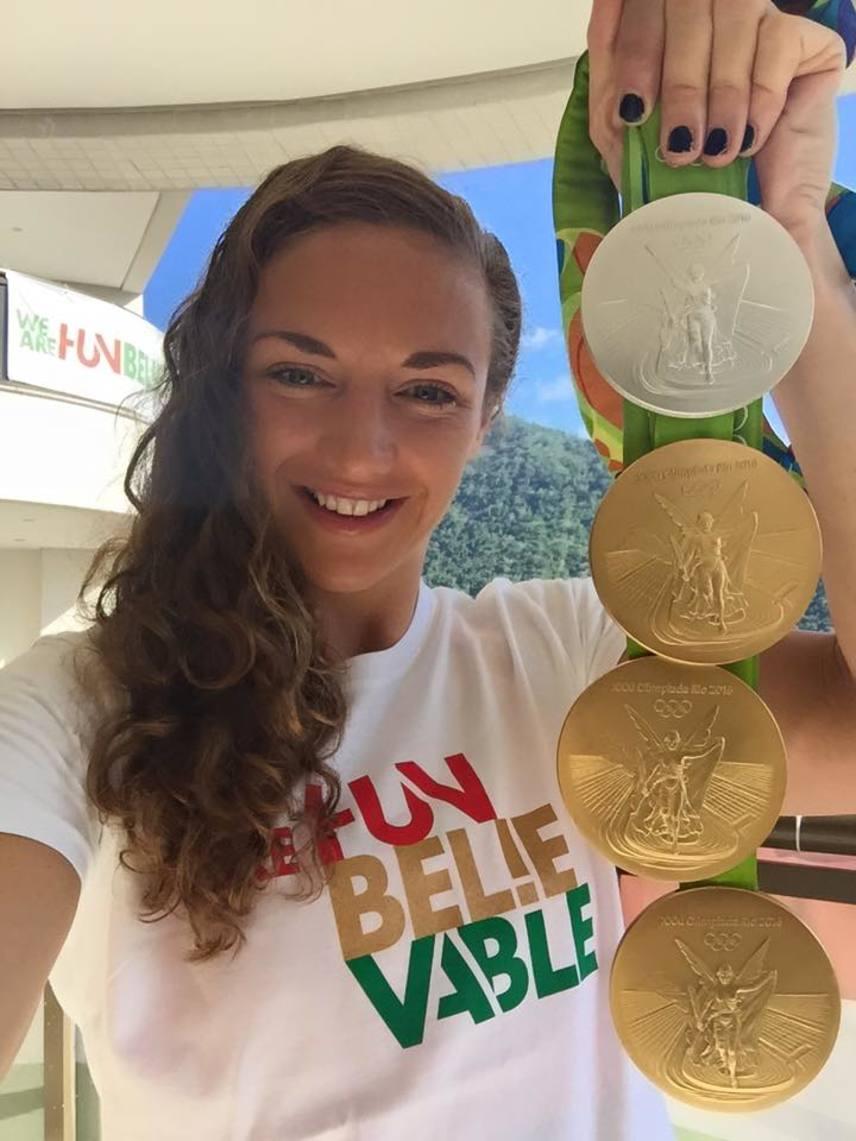 
                        	Hosszú Katinka a riói olimpián három aranyat és egy ezüstöt szerzett. Elképesztő teljesítményéről mémek is születtek. A szintén három aranyat szerző Kozák Danuta is beindította a mémgyártók fantáziáját. 