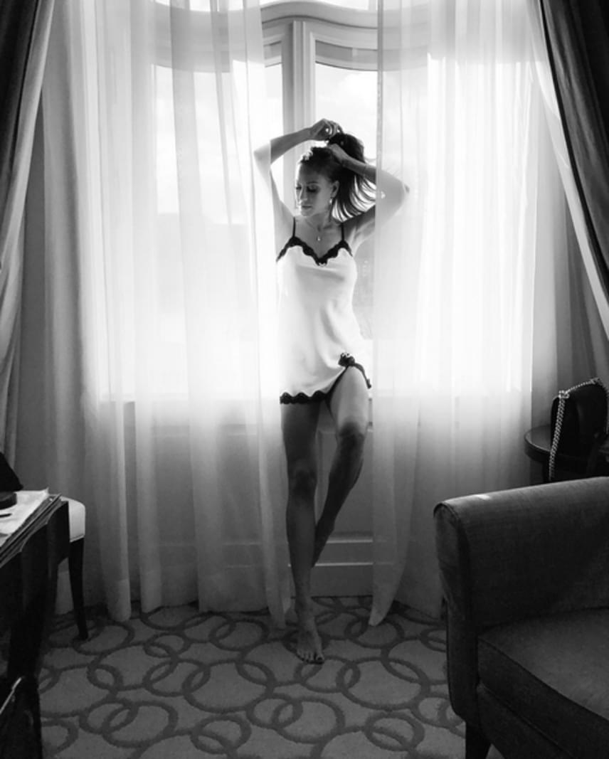 	Vajna Tímea így pózolt fesztelenül a felkapott szálloda ablakánál, miközben testét mindössze egy kombiné takarta.