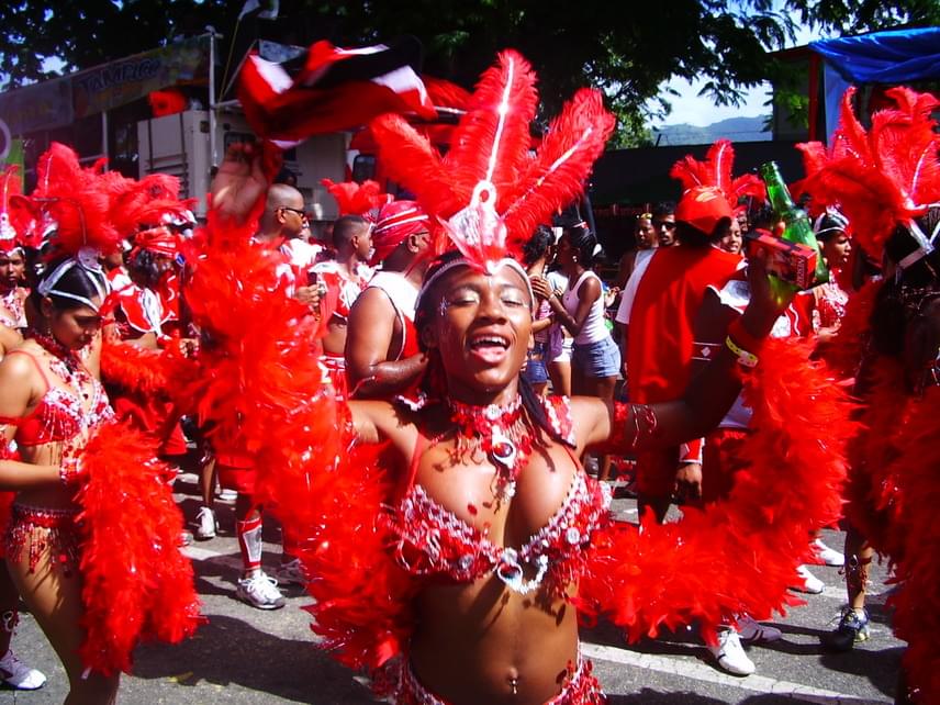 	Csak egy apró szigetekből álló ország Trinidad és Tobago Dél-Amerikában, lakói azonban szintén rendszeresen a boldogsági toplisták elején végeznek. Az állam pedig mindössze 1962 óta független Nagy-Britanniától, és anyagi gondokkal is küzdenek lakói. Karneváljuk, amely a riói kicsinyített mása, rendkívül vonzó a turisták körében.