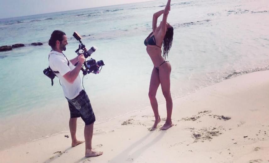 	A modellből lett üzletasszony kétségkívül tudja, hogyan illegesse magát falatnyi bikinijében az operatőr kamerája előtt.