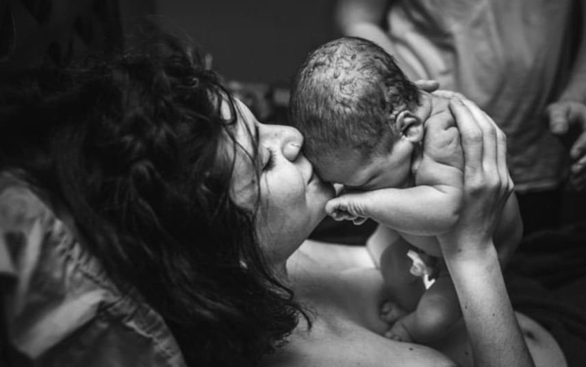 	Az első puszi anyától: fantasztikus erő, mélységes anyai érzések áradnak a felvételből.