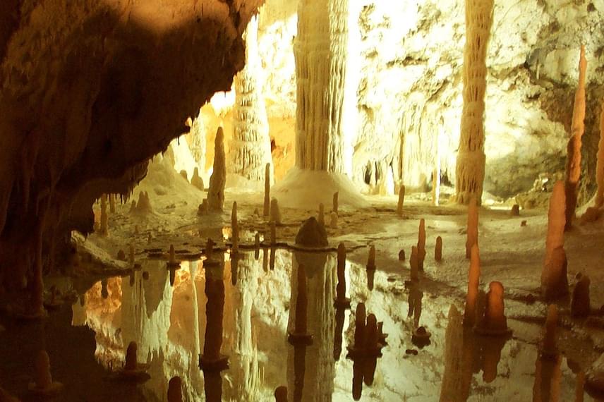 	Az Olaszországban található Frasissi-barlangrendszerre szakaszonként bukkantak a kutatók, akik 1948 és 1971 között vizsgálták a területet. A legcsodálatosabb üregek felfedezését a belőlük szivárgó levegő tette lehetővé, ezt követően, a nyílást kibővítve szemet kápráztató cseppkövek kerültek elő. A barlang azóta Olaszország egyik legjelentősebb föld alatti látványossága lett.