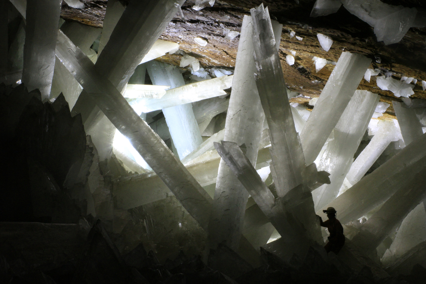 A mexikói Crystal Cave, azaz Kristálybarlang egy bányarobbantás során került elő. A monumentális méretű kristályokat ugyanis egy föld alatti folyó tartotta titokban, melynek vize csak a robbantást követően szivárgott el. A világ legnagyobb kristályait rejtő barlang sajnos nem látogatható, ám a róla készült képek lélegzetelállítóak.