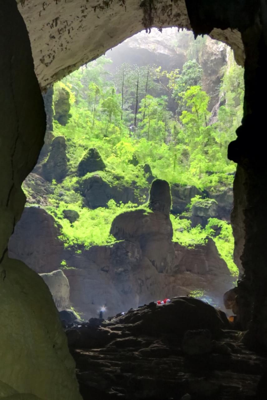 	A világ legnagyobb barlangja Vietnamban található, ám a Son Doong elnevezésű gigantikus üreg egészen 2009-ig rejtve maradt. A barlangot egy helyi férfi fedezte fel 1991 körül, élelmet keresve a dzsungelben, ám csak évekkel később mutatta meg a kutatóknak. A kilenc kilométer hosszú és 150 méter magas föld alatti csarnokban nemcsak cseppkövek és fosszíliák várták a felfedezőket, de kiderült, hogy a barlangnak saját időjárása és egyedi állat- és növényfajai vannak. A látogatóknak a különleges élményért mintegy 3000 dollárt, azaz 890 ezer forintot kell fizetniük legalább.